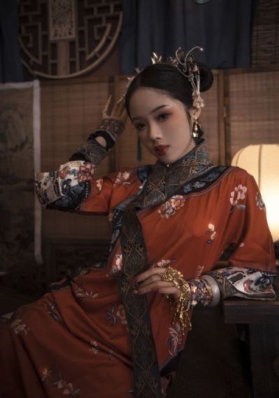 兄妹看电视时当着父母_HD天堂在线